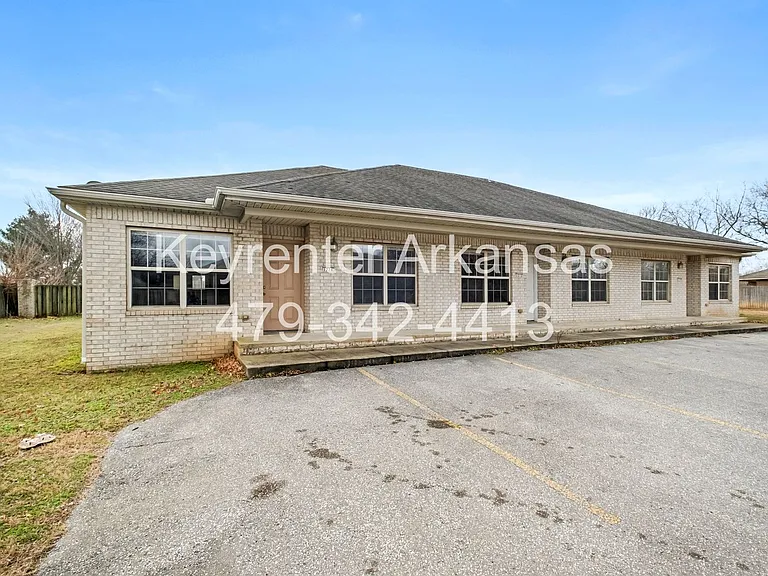 1270 N Trinity Dr — Photo 2