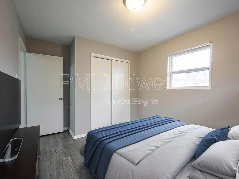 823 Iowa St — Photo 9
