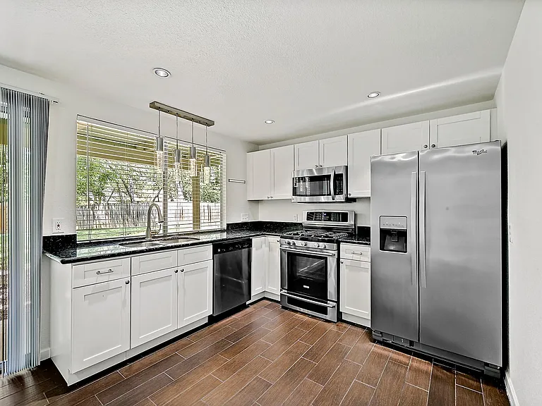 1702 Colony Creek Dr — Photo 9