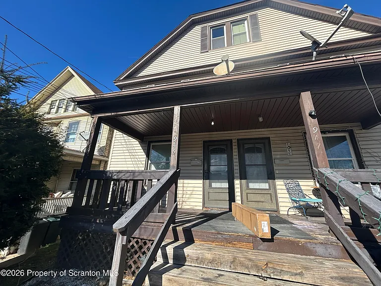 945 Woodlawn St — Photo 2