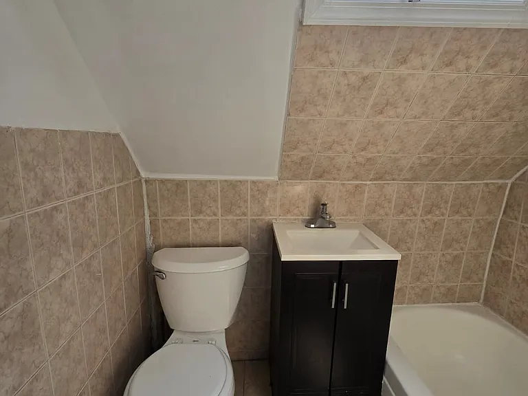 244 Leslie St #3 — Photo 3