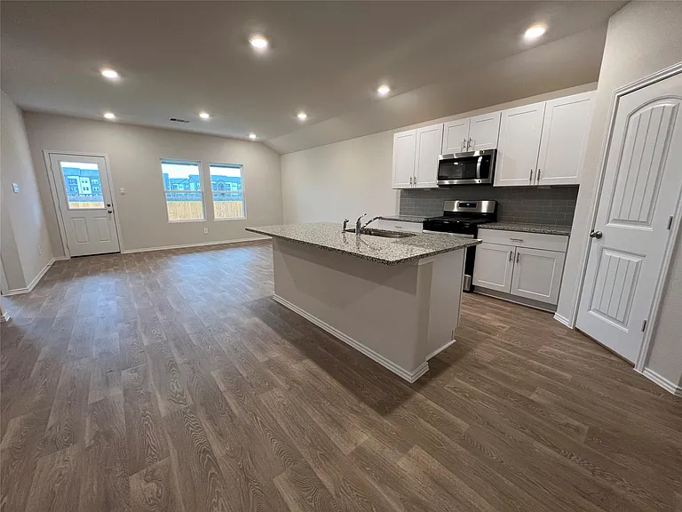 305 Wirecrested Dr — Photo 5