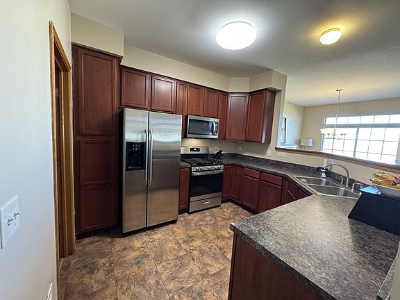 2nd image of 996 Como Cir