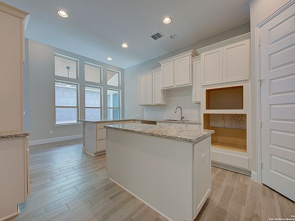 3rd image of 614 Pond Bluff