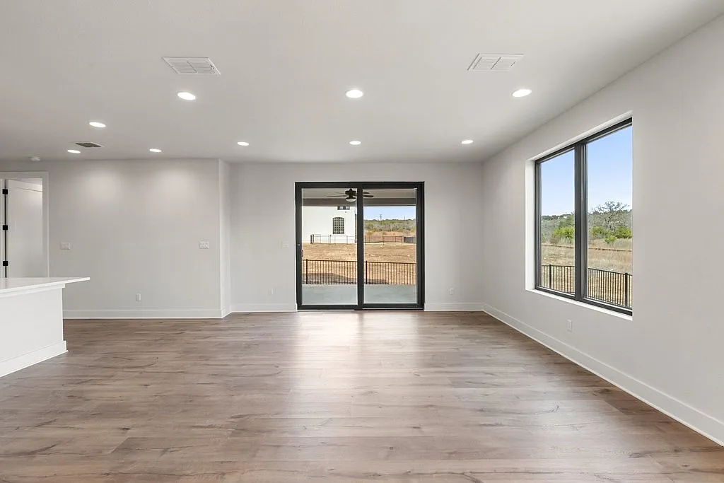 4 bed, 2349 sqft, $3,190 — Photo 4