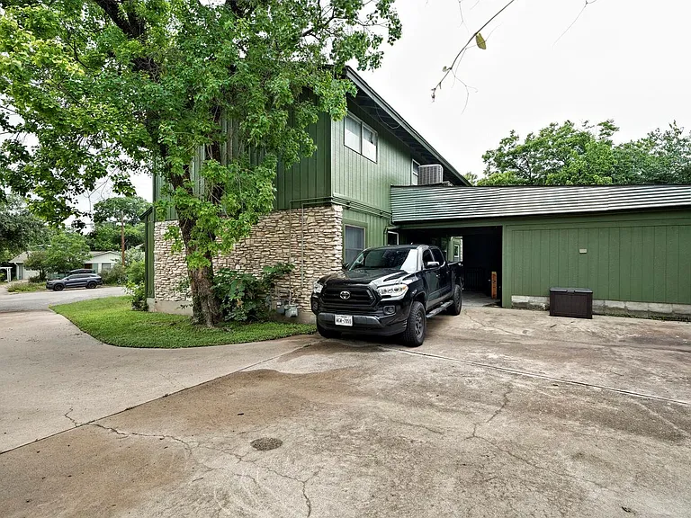 903 Aurora Cir #B — Photo 4