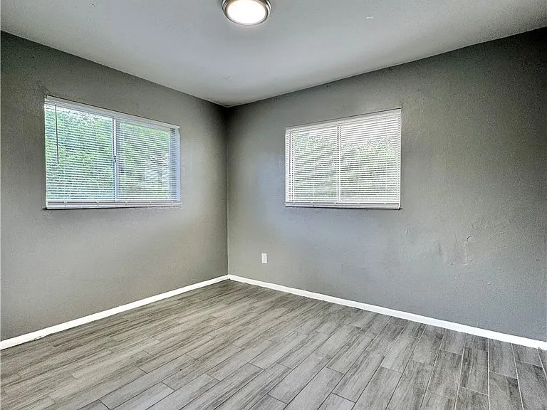 142 Harry Ave S — Photo 14