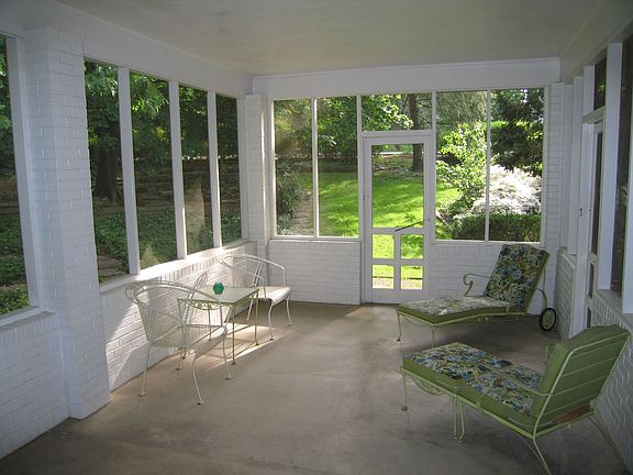 Lovely Screened-in Porch