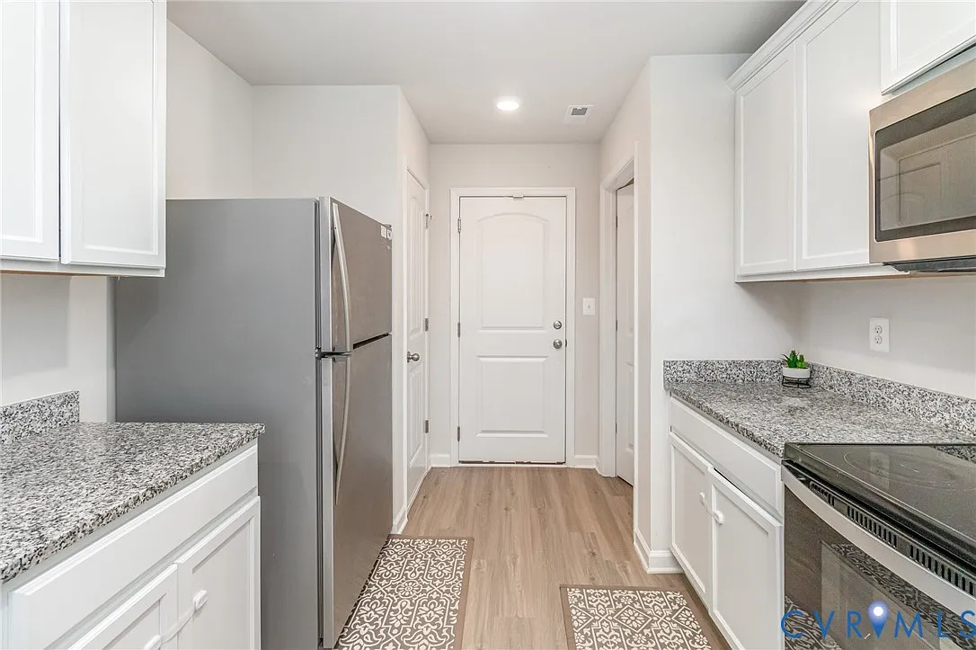 3 bed, 2.0 bath, 1316 sqft, $2,500 — Photo 3