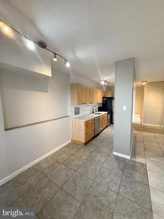 2 bed, 1.0 bath, 841 sqft, $1,850 — Photo 3