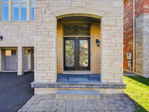 3rd image of 4228 Fuller Cres
