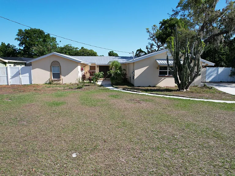 914 Homewood Dr — Photo 2