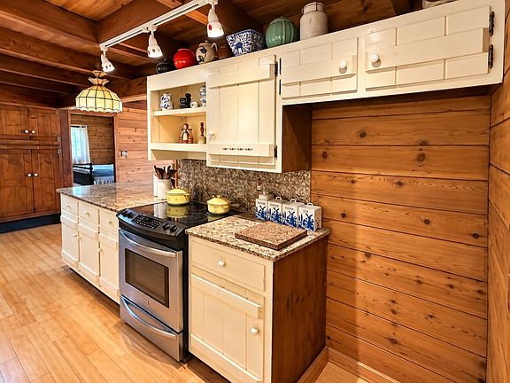 6th image of 6545 Roundhill Ct
