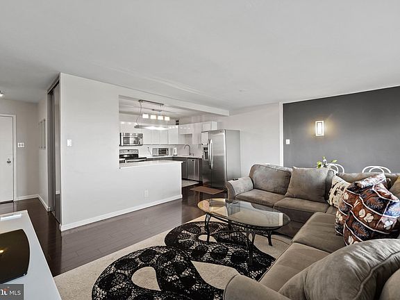 5th image of 307 Yoakum Pkwy APT 1101
