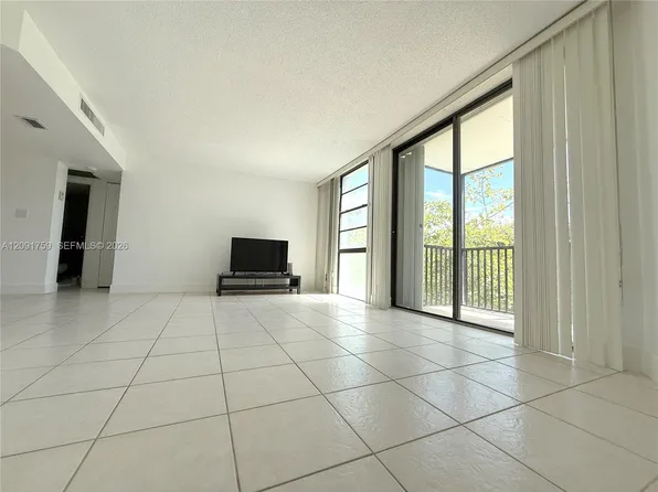 3475 N Country Club Dr, Aventura, FL