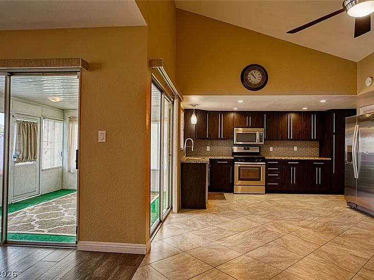 3956 Clear View Dr — Photo 8