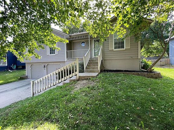 3rd image of 632 NE Adams Dr