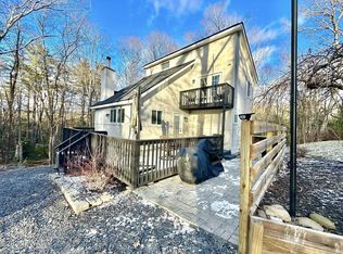 220 Surrey Dr, Hawley, PA 18428