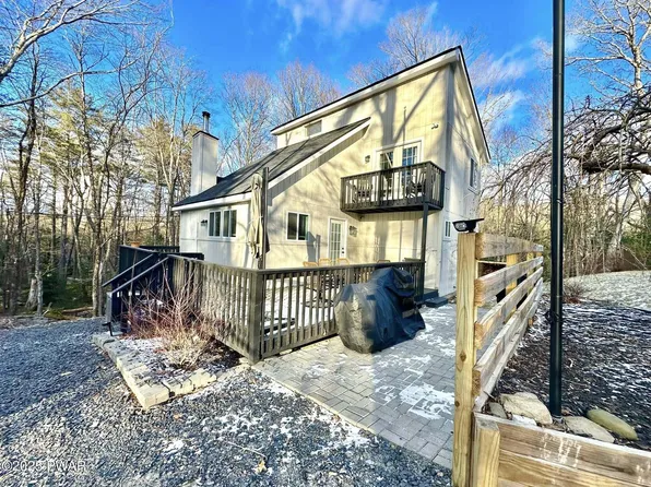 220 Surrey Dr, Hawley, PA 18428