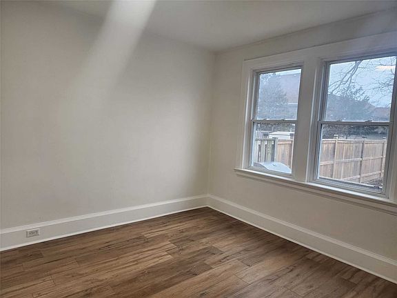 5th image of 160 Adelaide Ave E