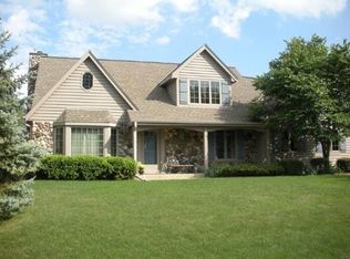 10220 N Foxkirk Dr, Mequon, WI 53097