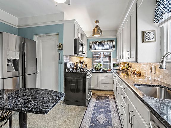 4th image of 902 Sherwood Pl