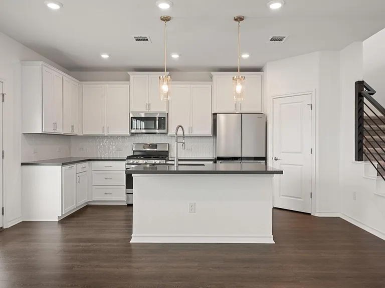 2902 Tavern Dr — Photo 8