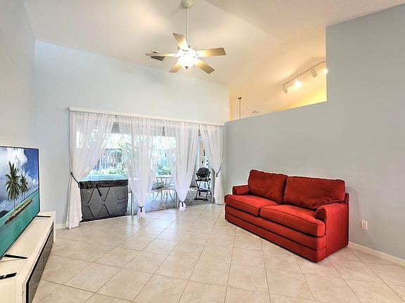 4th image of 1081 Blossom Dr
