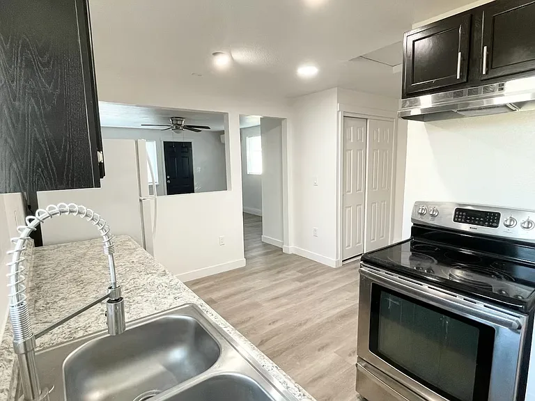 711 S 45th Ave #C — Photo 2