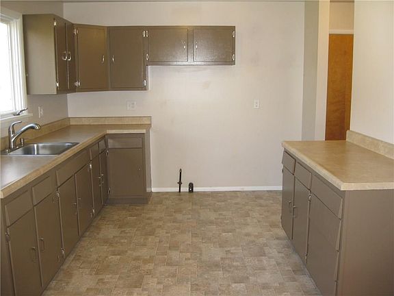 5th image of 86 Hillcrest Dr