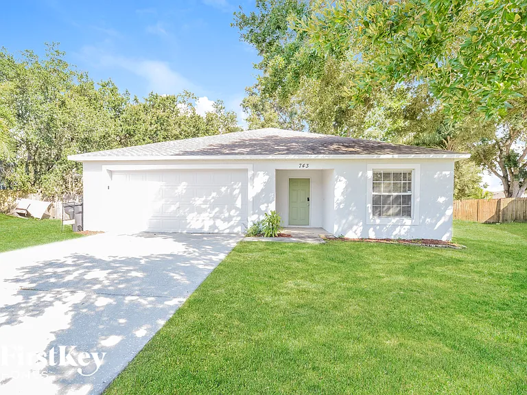743 Pelican Ct — Photo 1