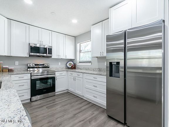 3rd image of 3026 Cesery Blvd