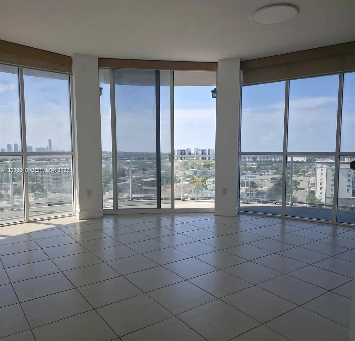 Altos De Miami Condo — Photo 1