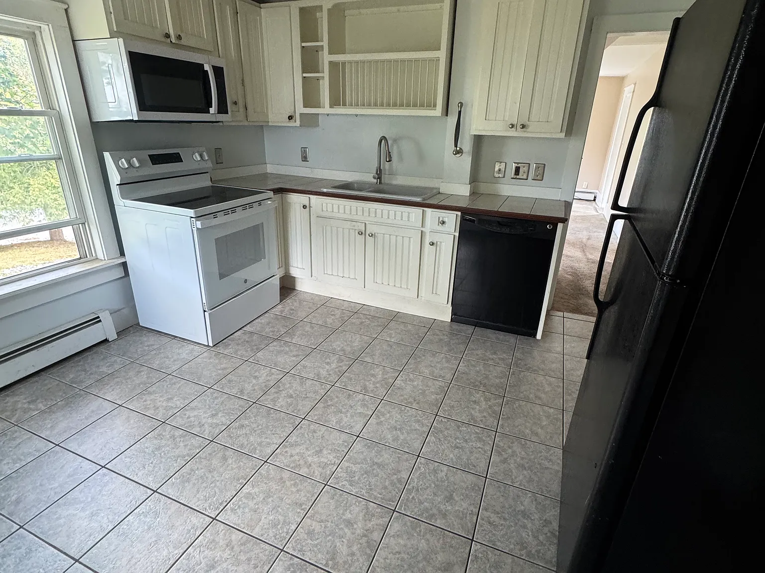 3 bed, 2045 sqft, $2,450 — Photo 2