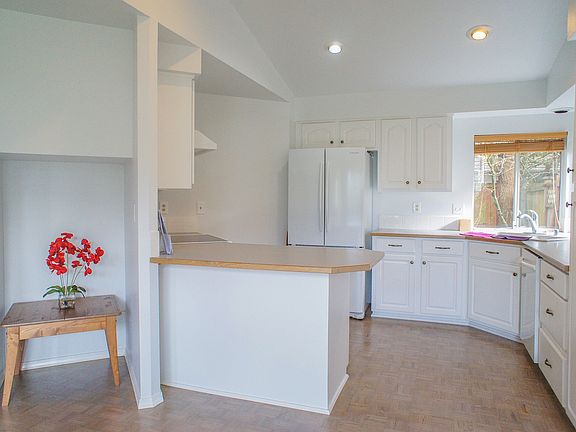 5th image of 15827 Northup Way