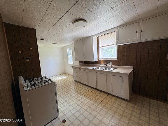 4th image of 1527 S Moffet Ave