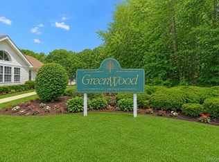532 Race Pl, Oakdale, NY 11769