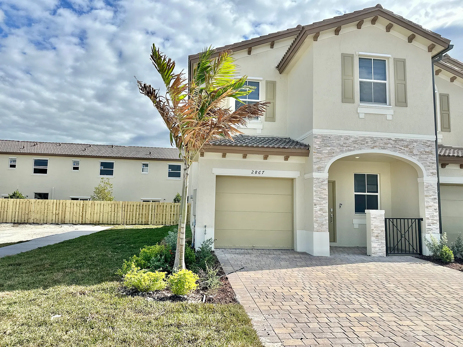 3 bed, 2.5 bath, 1697 sqft, $2,700 — Photo 2