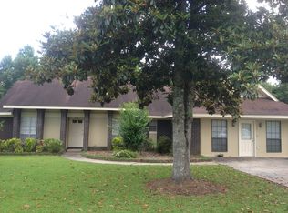 114 Continental Dr, Hattiesburg, MS 39402