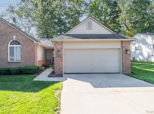 10456 Viewtop Ct, Hartland, MI 48353