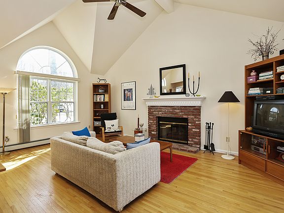 3rd image of 1220 Park Ln