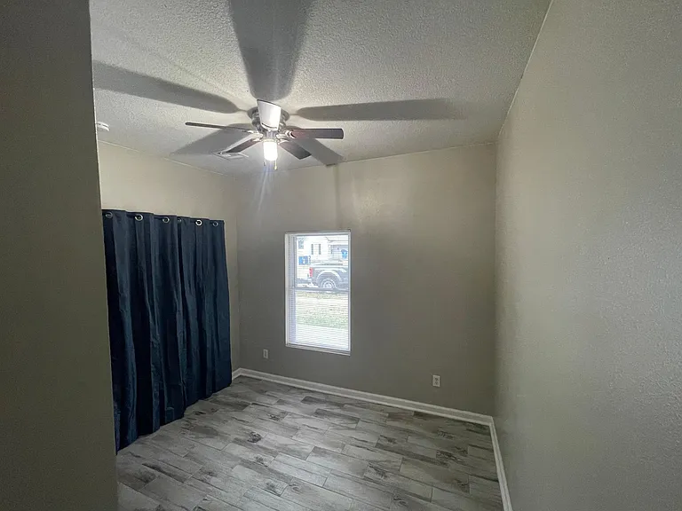 2302 W 4th St — Photo 10