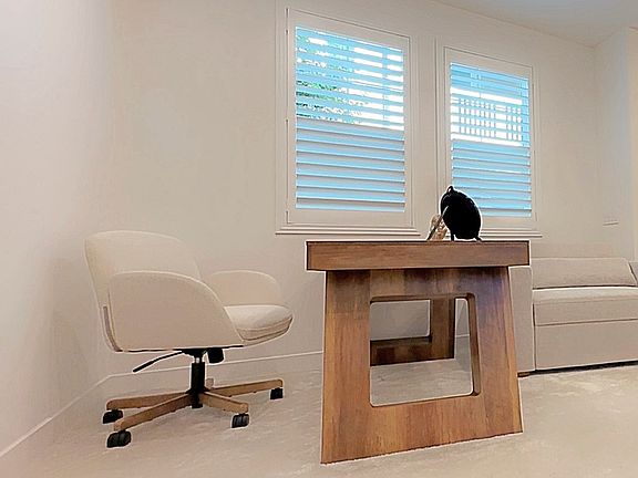 Fully equipped Home office with 55 inch Samsung TV to catch up on CNN while you work.