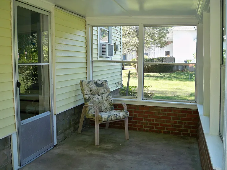 1505 W Iles Ave — Photo 2