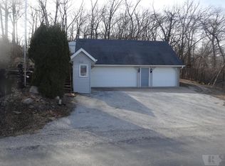 3042 E Lakeshore Dr, Brooklyn, IA 52211