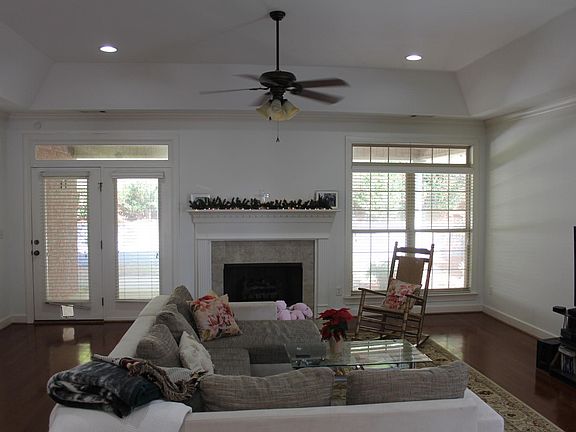 4th image of 614 Greenbriar Pl