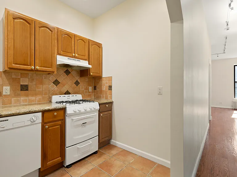 422 E 58th St #1C — Photo 5