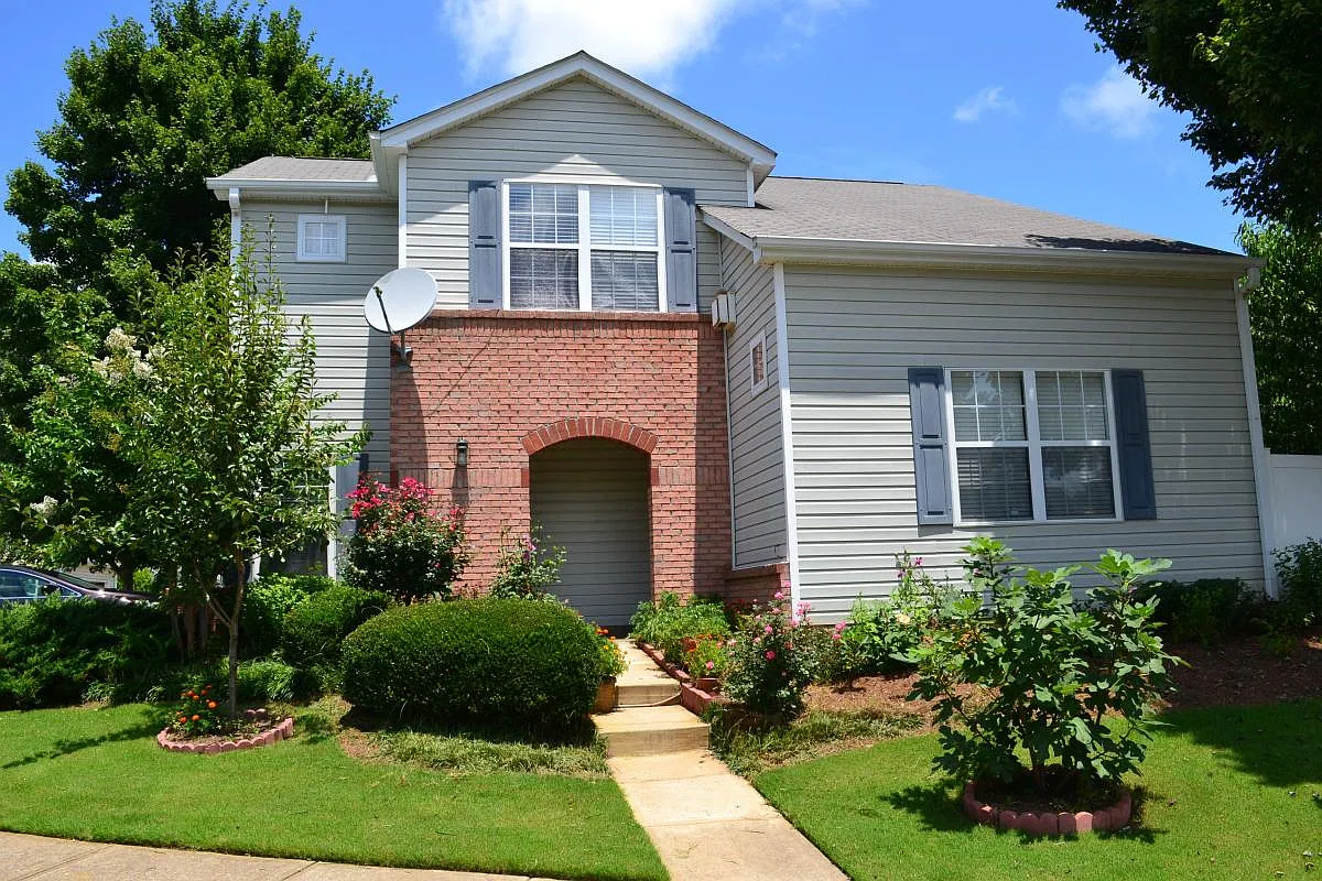 3 bed, 2.5 bath, $2,450 — Photo 2