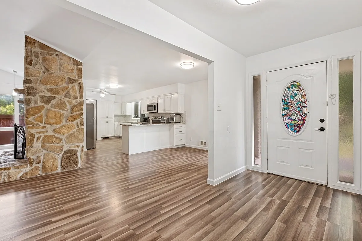 3 bed, 2.0 bath, 1549 sqft, $2,299 — Photo 3