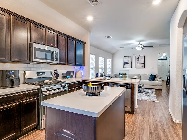 2445 Larimar Dr — Photo 11